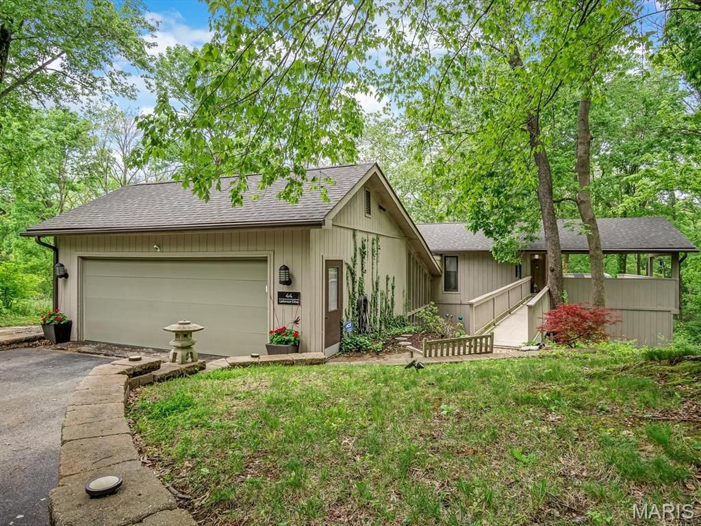 44 Larkmoor Drive, Glen Carbon, IL 62034