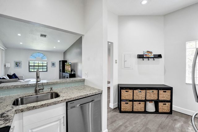 10631 NW 14th Street 212, Plantation, FL 33322
