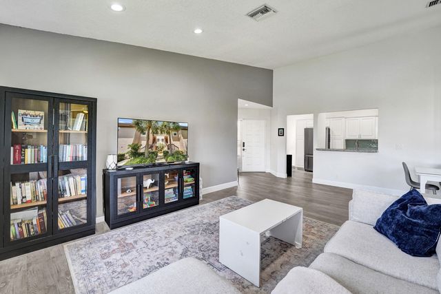 10631 NW 14th Street 212, Plantation, FL 33322