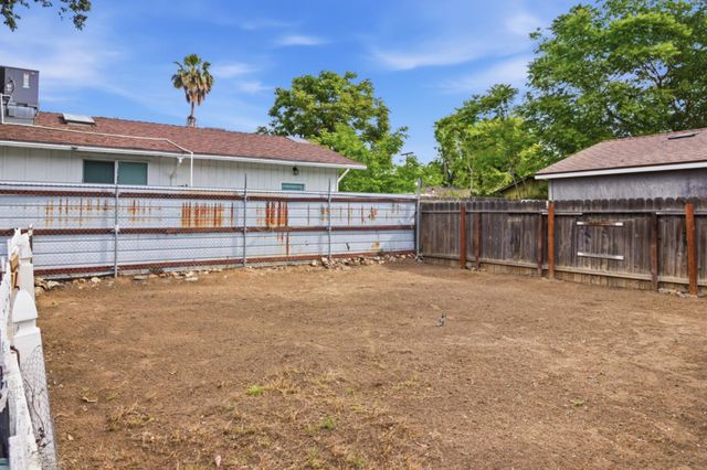 215 Kelley St, Modesto, CA 95354