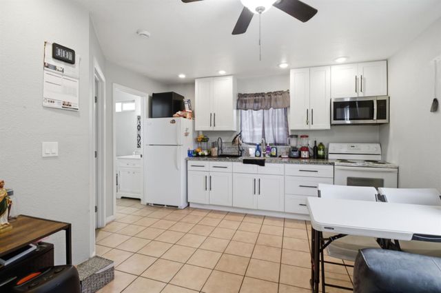 215 Kelley St, Modesto, CA 95354