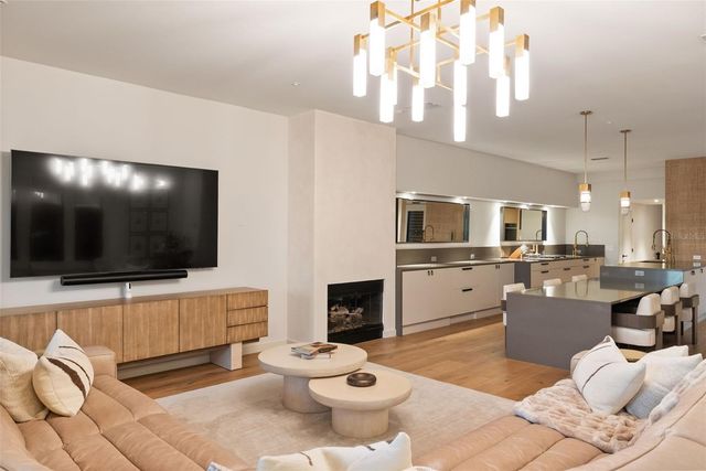 1123 ABBEYS WAY, Tampa, FL 33602