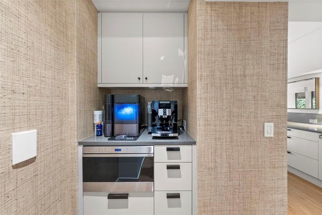 1123 ABBEYS WAY, Tampa, FL 33602