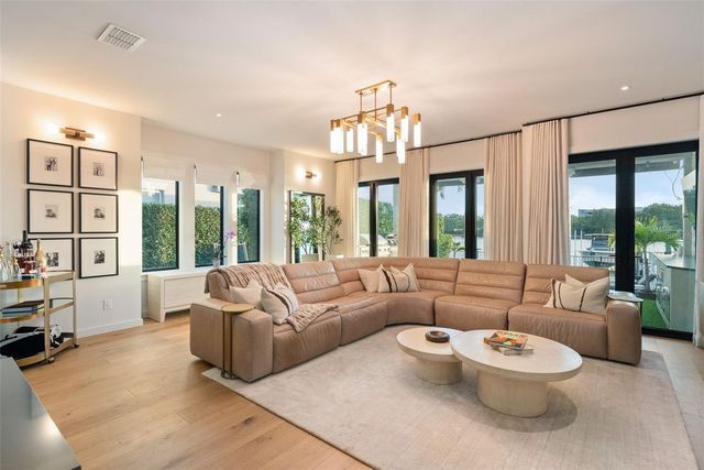 1123 ABBEYS WAY, Tampa, FL 33602