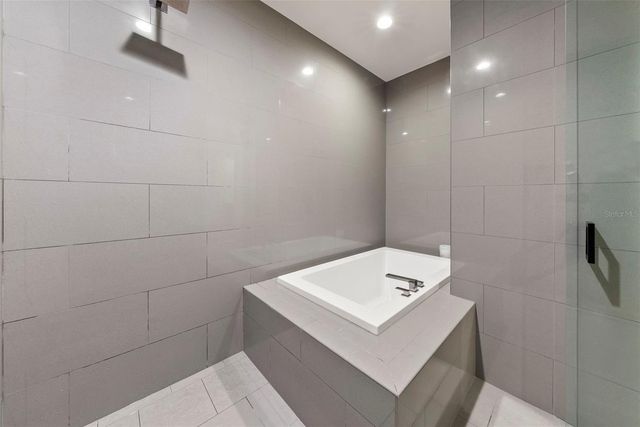 1123 ABBEYS WAY, Tampa, FL 33602