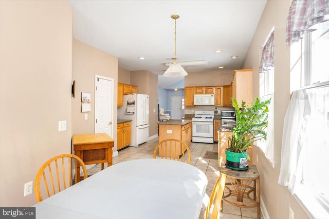 14 HUMMINGBIRD DR, Hamilton, NJ 08690