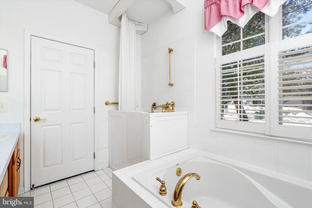 14 HUMMINGBIRD DR, Hamilton, NJ 08690