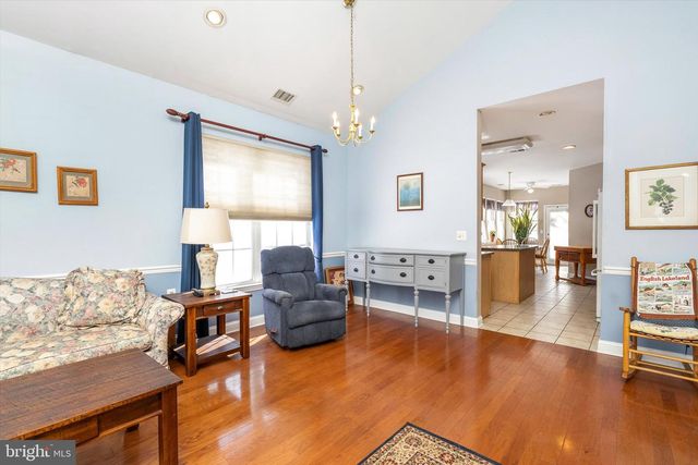 14 HUMMINGBIRD DR, Hamilton, NJ 08690