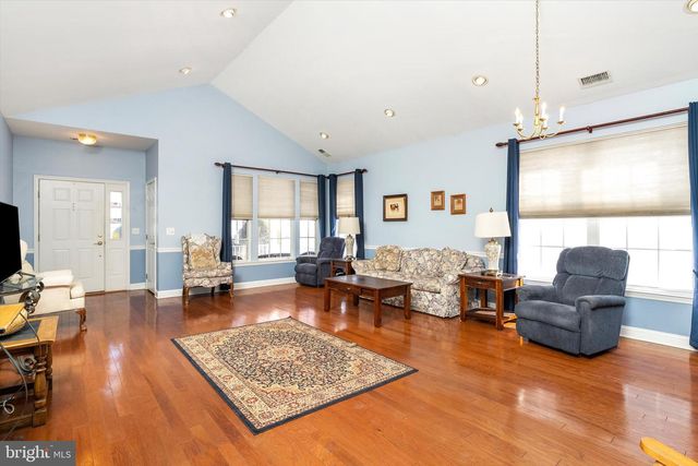 14 HUMMINGBIRD DR, Hamilton, NJ 08690