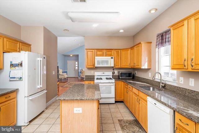 14 HUMMINGBIRD DR, Hamilton, NJ 08690