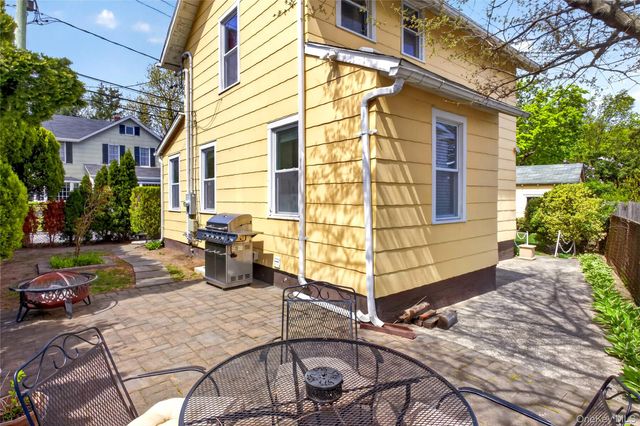 12 Smull Place, Port Washington, NY 11050