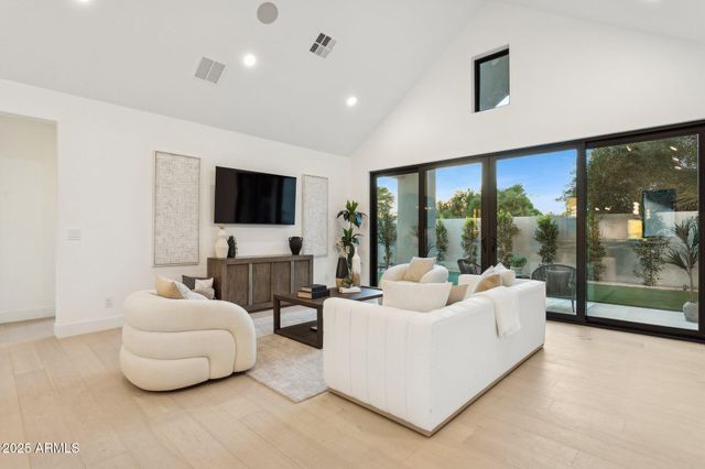 6330 N 10TH Drive, Phoenix, AZ 85013