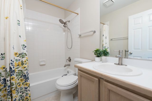 36111 N New Bridge Court, Gurnee, IL 60031