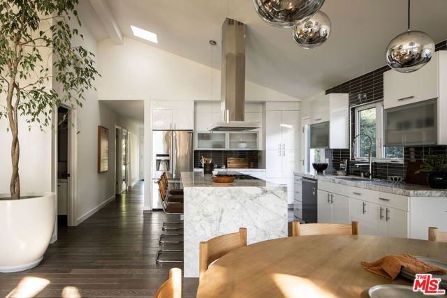 3758 Barry Avenue, Los Angeles, CA 90066