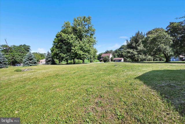 5235 FOUR POINT RD, Bethel, PA 19507