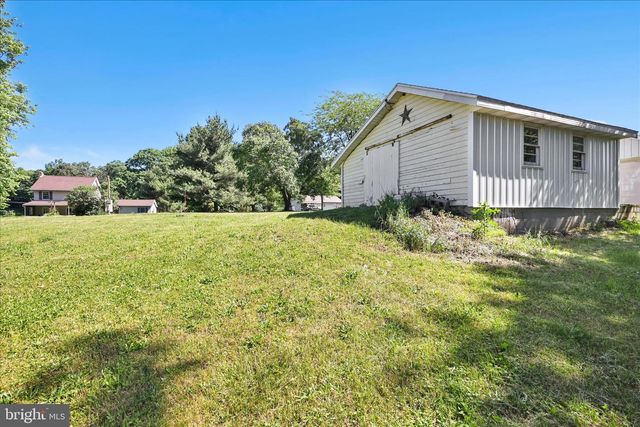 5235 FOUR POINT RD, Bethel, PA 19507