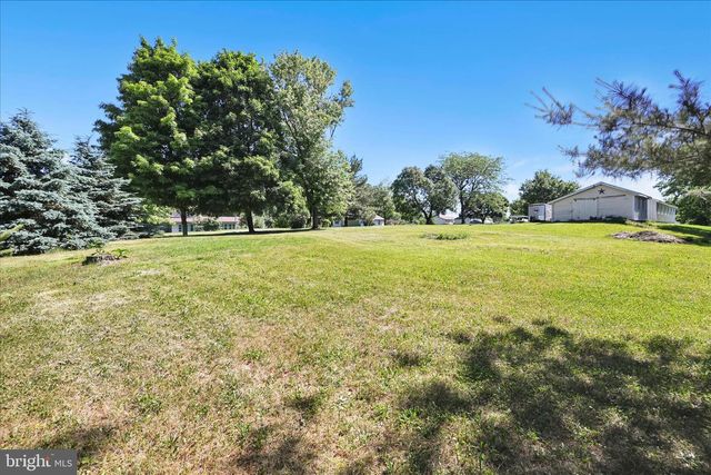 5235 FOUR POINT RD, Bethel, PA 19507