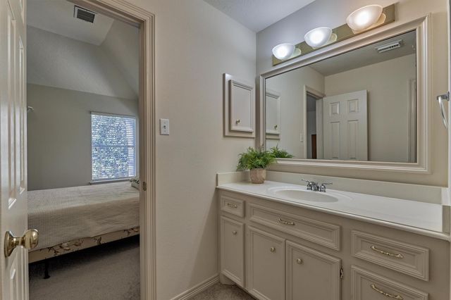 14 Clarion Ridge, The Woodlands, TX 77382