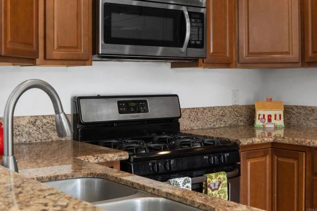 333 N Melrose Dr. F, Vista, CA 92083