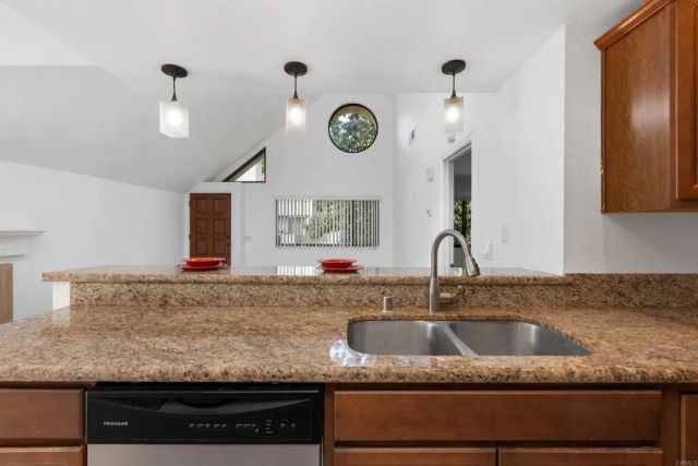 333 N Melrose Dr. F, Vista, CA 92083