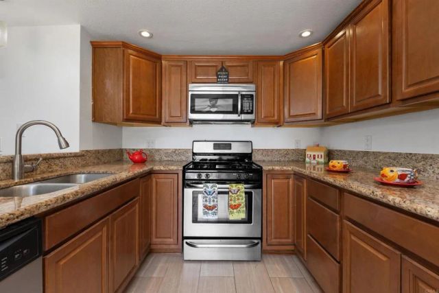 333 N Melrose Dr. F, Vista, CA 92083