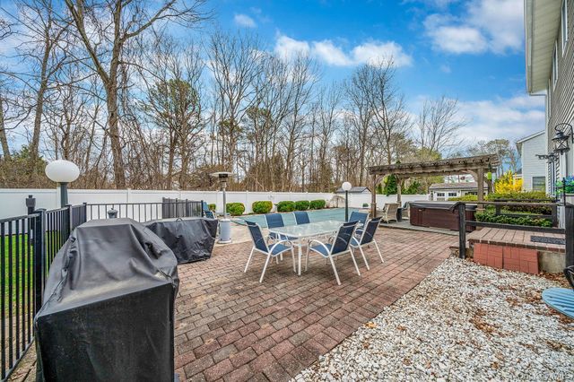 41 Northumberland Drive, Shoreham, NY 11786