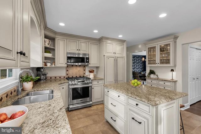 13 EDITH DR, Lawrenceville, NJ 08648