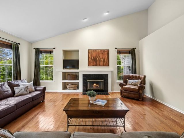260 Summerdale Lane, Algonquin, IL 60102