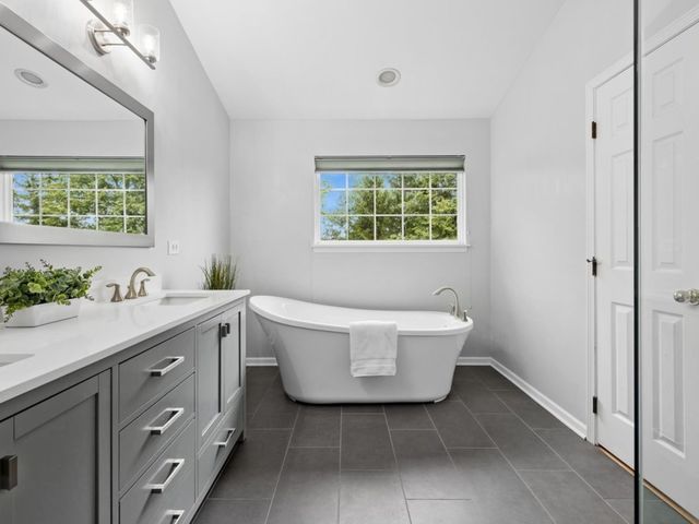 260 Summerdale Lane, Algonquin, IL 60102