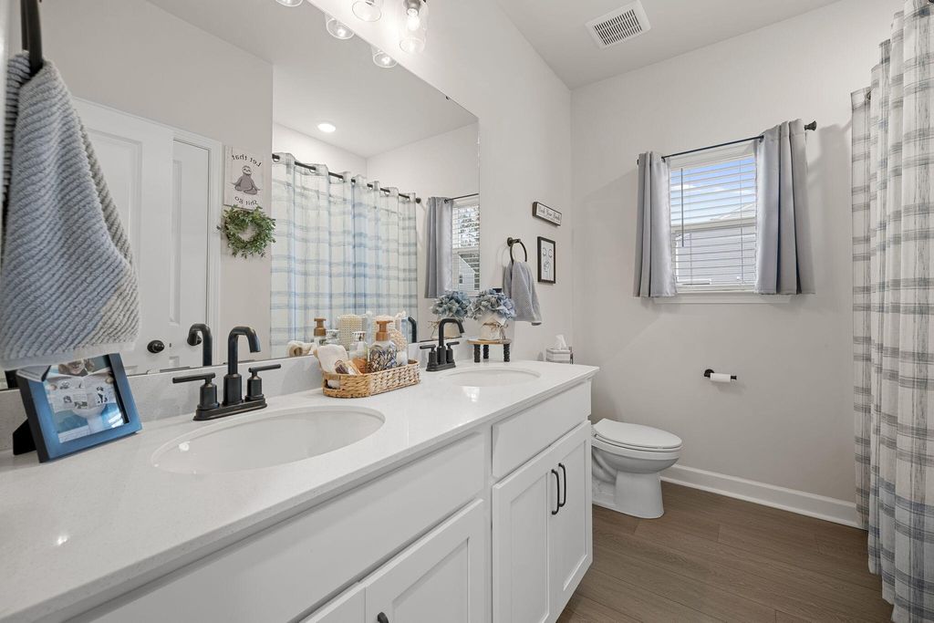 Image 6 of property listing at 4318 Harmony Creek Road, Summerville, SC 29485