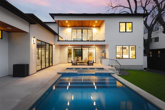 1118 Mariposa DR, Austin, TX 78704