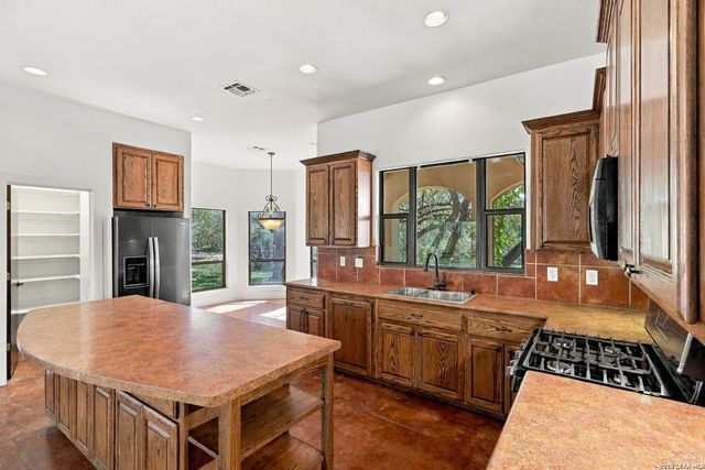 988 COYOTE RIDGE, Spring Branch, TX 78070