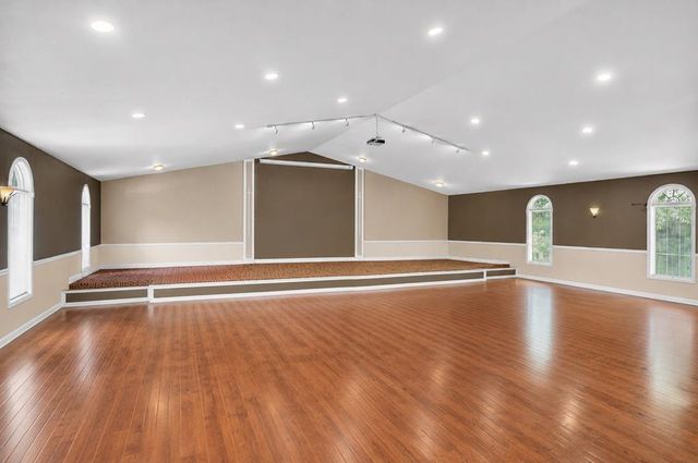 67 Woodlands Ct, Crossville, TN 38571