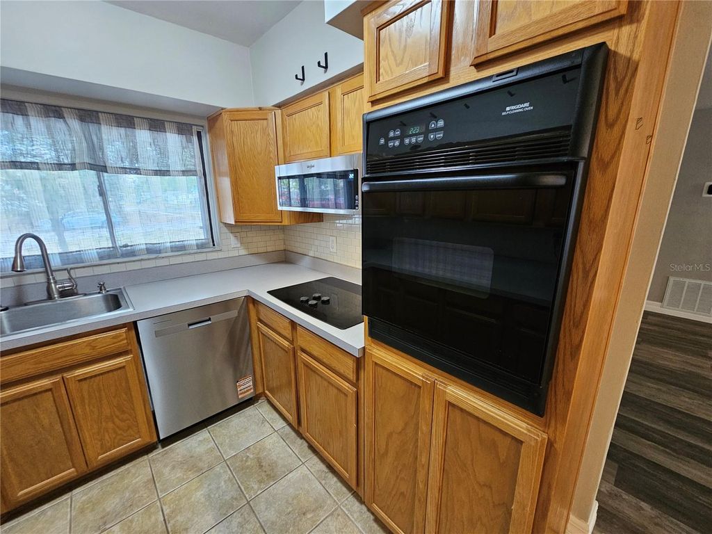 Image 5 of property listing at 1120 SAN LUIS DRIVE, Orlando, FL 32807