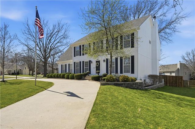 8410 Greenwood Circle, Lenexa, KS 66215