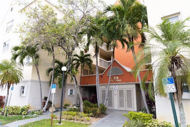 8225 Lake Dr 203, Doral, FL 33166