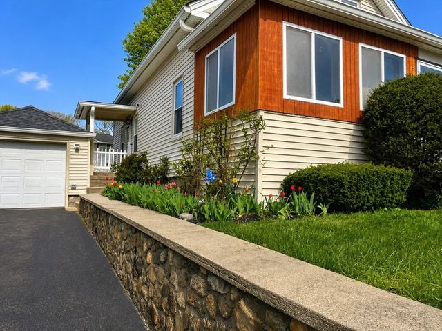 11 Everett Ave, Webster, MA 01570