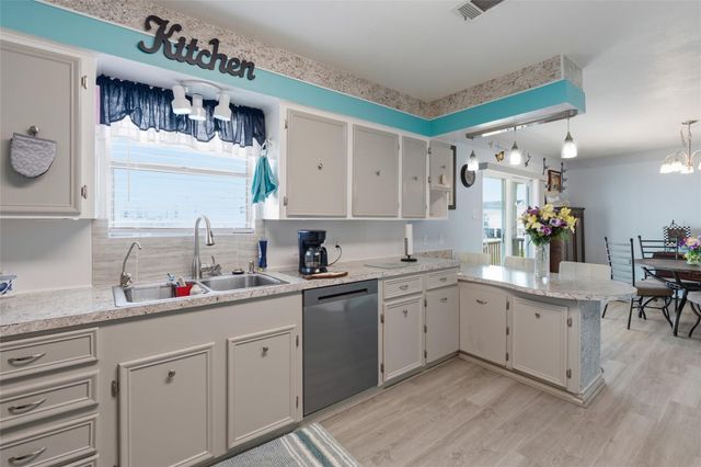 321 Ling Street, Bayou Vista, TX 77563