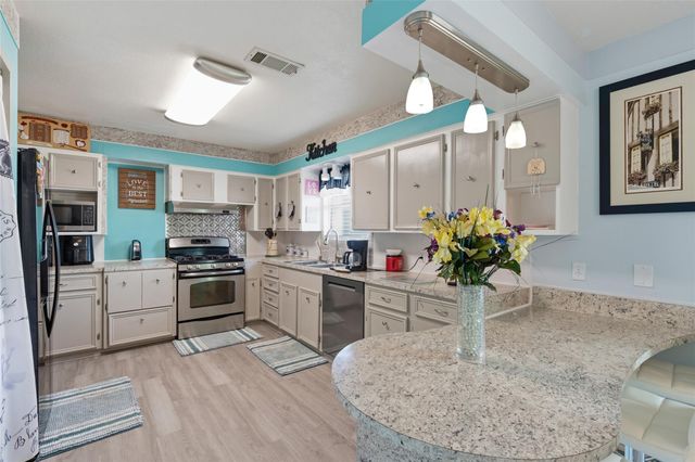 321 Ling Street, Bayou Vista, TX 77563