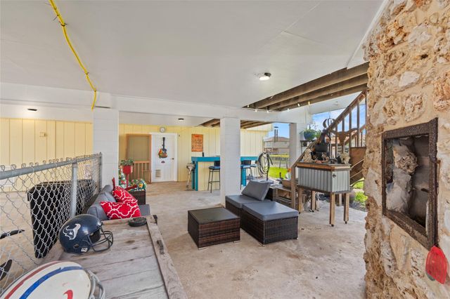 321 Ling Street, Bayou Vista, TX 77563