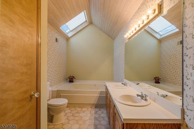 14 Chamberlain Rd, Readington Twp., NJ 08822