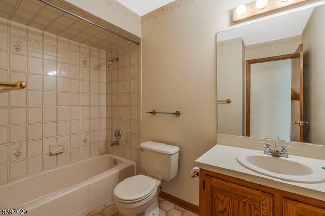 14 Chamberlain Rd, Readington Twp., NJ 08822