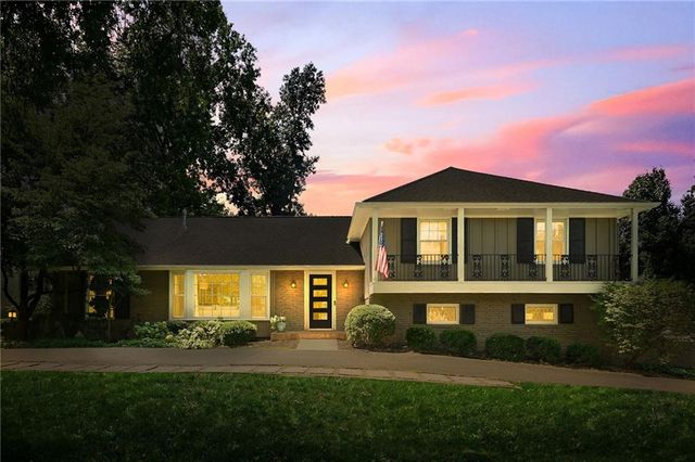9700 Wenonga Lane, Leawood, KS 66206