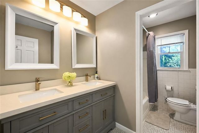 9700 Wenonga Lane, Leawood, KS 66206