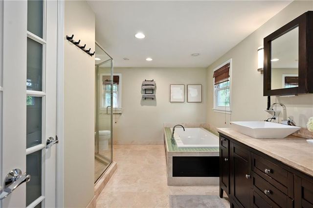 9700 Wenonga Lane, Leawood, KS 66206