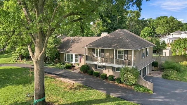 9700 Wenonga Lane, Leawood, KS 66206