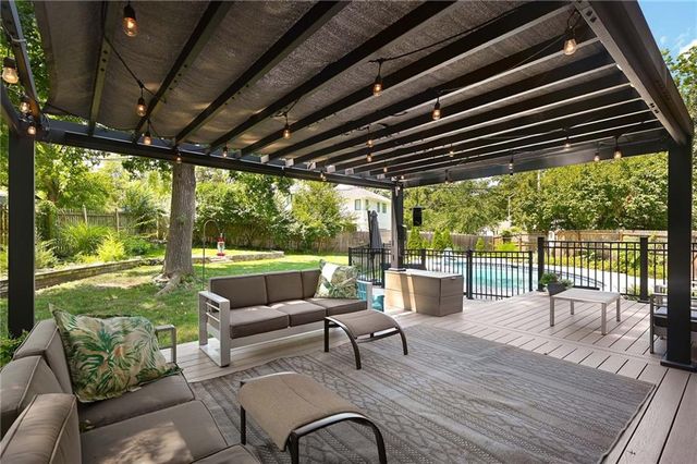 9700 Wenonga Lane, Leawood, KS 66206