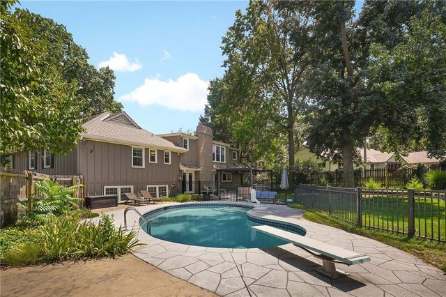 9700 Wenonga Lane, Leawood, KS 66206