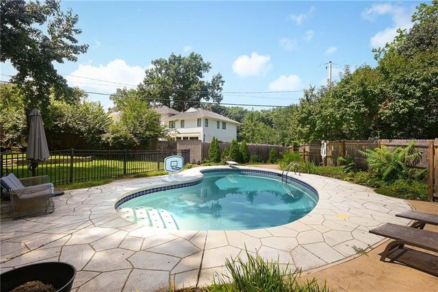 9700 Wenonga Lane, Leawood, KS 66206