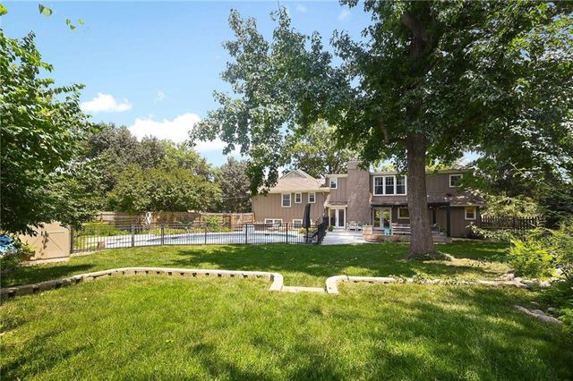 9700 Wenonga Lane, Leawood, KS 66206